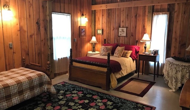 4-bedroom lodge in phenomenal Floyd County with AC
