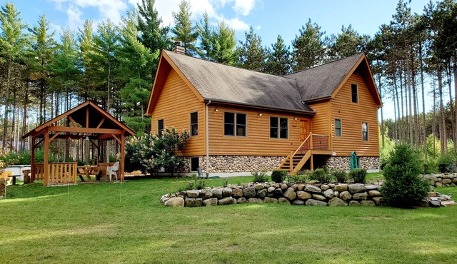 4 Bedroom lodge on wooded land with heated swimming pool and hot tub