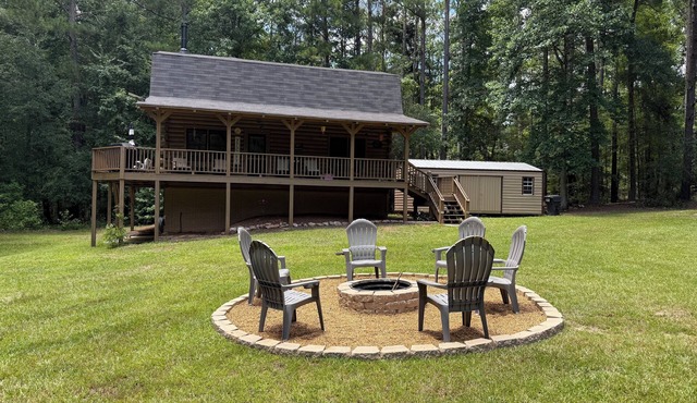 4-bedroom log cabin in charming Senoia with AC, WiFi. Enjoy a cozy retreat.