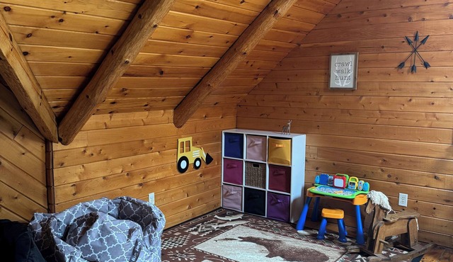 4-bedroom log cabin lodge with Heated in-ground pool, fiber internet and AC