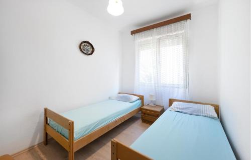 4 Bedroom Lovely Apartment In Pirovac