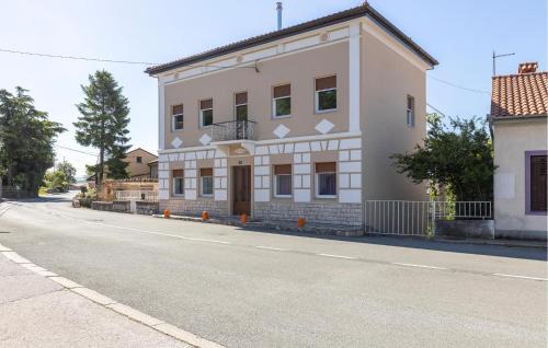 4 Bedroom Lovely Apartment In Cernik