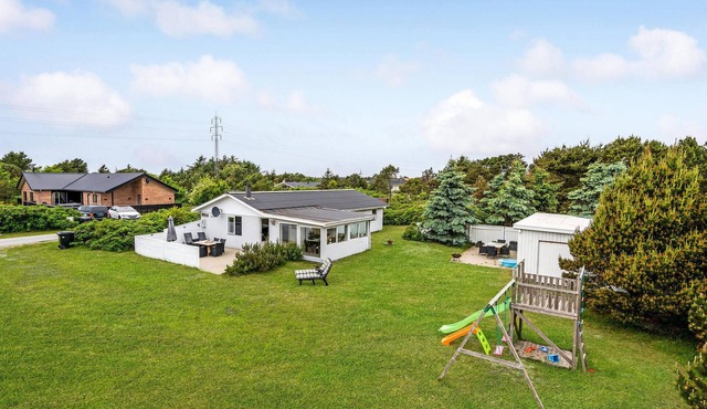 4 bedroom lovely home in Hvide Sande