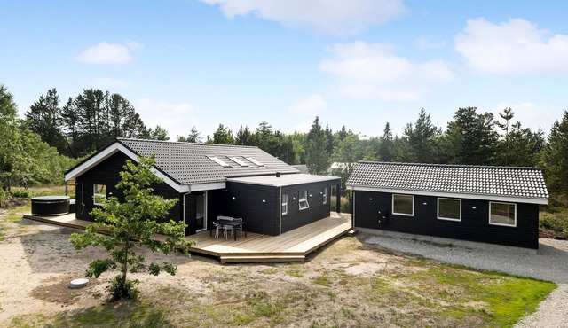 4 bedroom lovely home in Hals