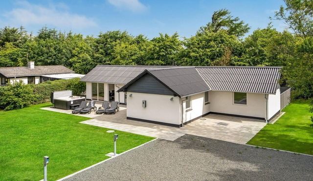 4 bedroom lovely home in Tarm