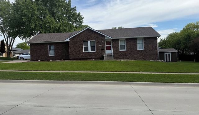 4-bedroom Lower Level Option in a Big 7 Br House with a Pool
