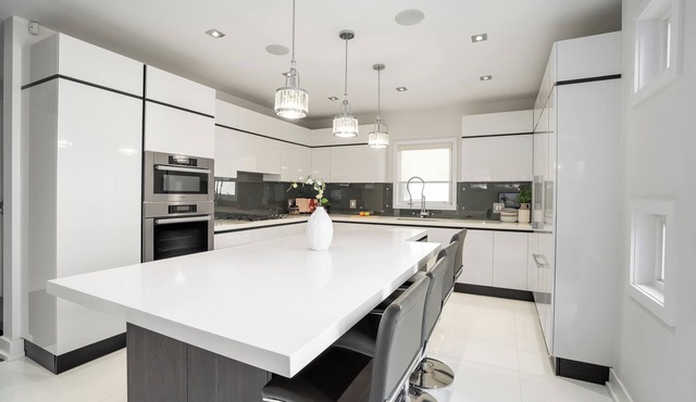4 bedroom lux contemporary home close to Downtown Toronto, and Lake Ontario