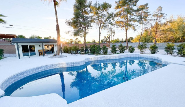 4 Bedroom Lux Estate, just minutes from the strip!