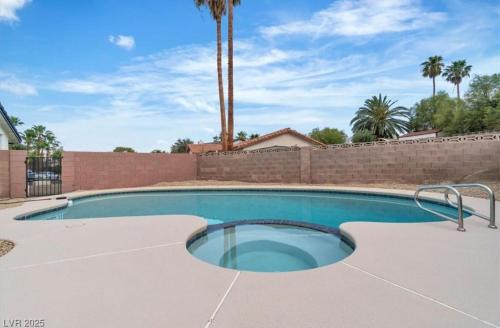 4 bedroom Luxuriously Furnished Modern Mansion With Pool, Spa, and Patio
