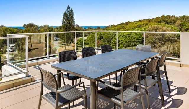 4 Bedroom Luxury Beach House - with Private Pool Rooftop Spa