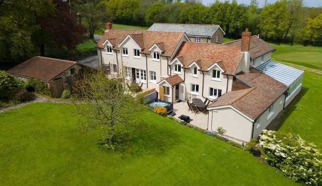 4-Bedroom luxury cottage sleeping up to 8, access to indoor heated pool, tennis court and golf cours