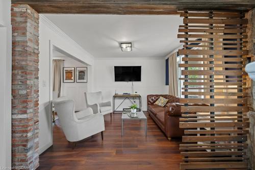 4 Bedroom Luxury House, Free Parking, Next to LRT, Kitchener Downtown, near Chicopee Ski Club