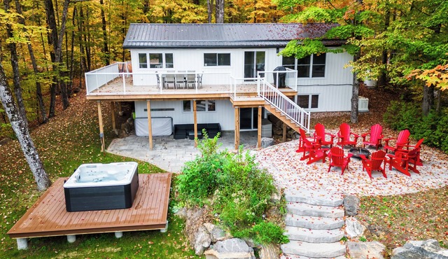 4-Bedroom Luxury Lakefront Lodge | Hot Tub, Kayaks & Fire Pit