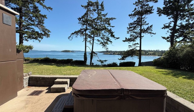 4+ Bedroom Luxury Oceanfront Estate with Hot Tub