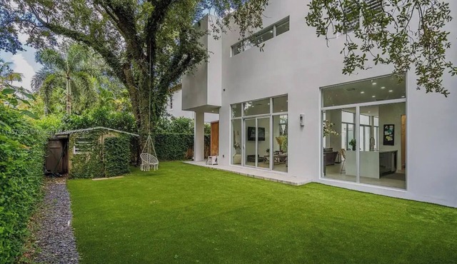 4-bedroom Miami Mansion with AC, WiFi, cold plunge, pool table and jacuzzi
