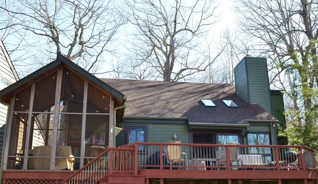 4 Bedroom mountain cabin in the relaxing Wintergreen Resort with AC & Fireplace