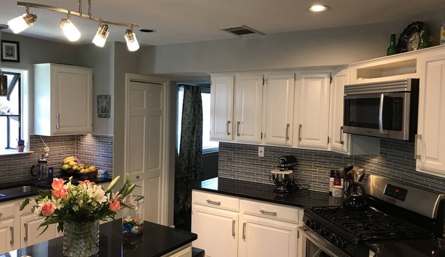 4 bedroom Modern home with cozy features! Sleeps 9 Comfortably.