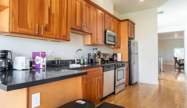 4 Bedroom Modern Flat w/City Views & Huge Deck