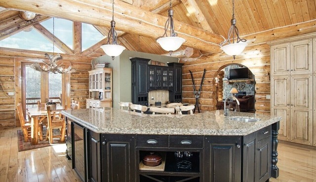 4 Bedroom Mountain Cabin in Huntsville, Utah Sleeps 10