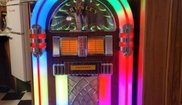 4 bedroom near Binghamton University w/50's Soda Bar, Juke Box & close shopping