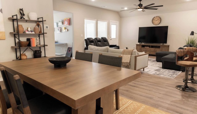 4-Bedroom New House in OKC with Gym, Fast WiFi, 8 Beds - Sleeps 12, Car Garage