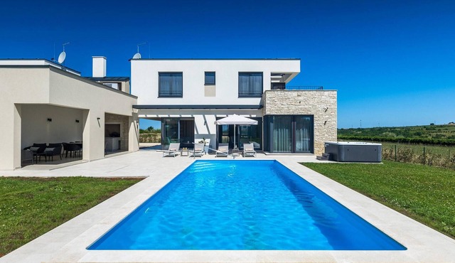 4 bedroom nice home in Brtonigla