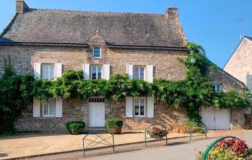 4 Bedroom Nice Home In Trédion