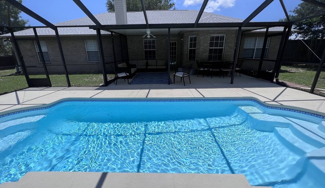 4-bedroom oasis in Navarre with enclosed heated pool