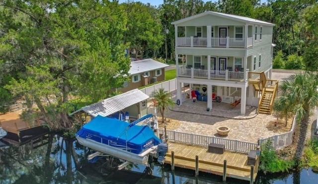 4 bedroom on deep water canal w/boat dock. Ideal quiet location. 4 kayaks.