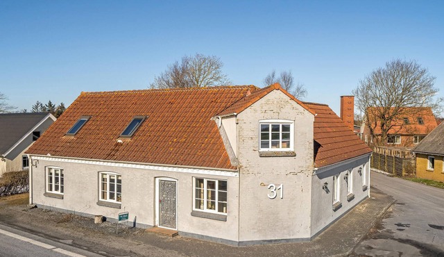 4 bedroom pet friendly home in Spøttrup