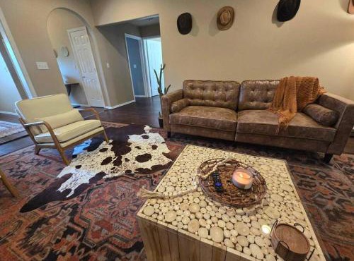 4 bedroom pet friendly grill under 5 min to airport and Choctaw Casino