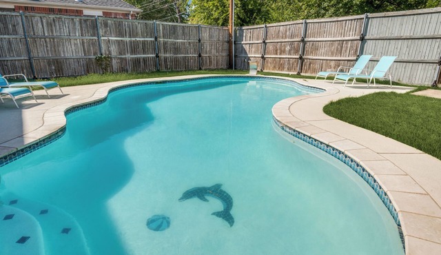 4 Bedroom & Pool: Great Irving Location close to attractions