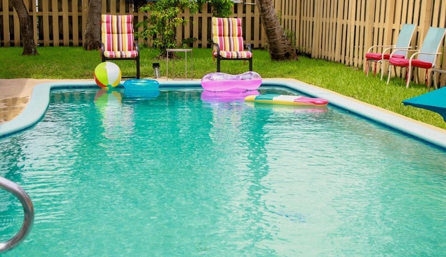 4-bedroom pool house in peaceful Sunrise with AC, WiFi, King bed