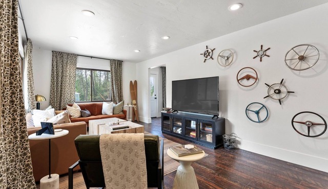 4-bedroom Private Lake House in charming Nine Mile Falls