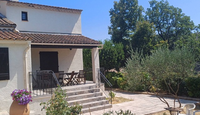 4-bedroom Provencal villa with pool ideal for one or two families