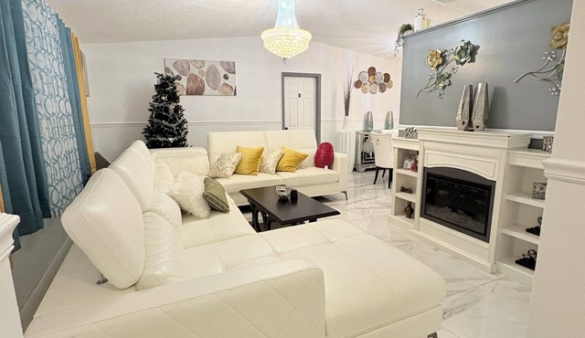 4-Bedroom Retreat: Near CHASE Stadium! Minutes away from the beach!