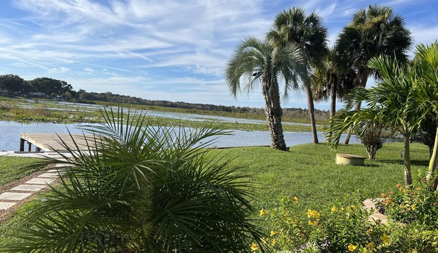 4 Bedroom Retreat Sleeps 11 with Dock on Lake Weir near The Villages & Orlando