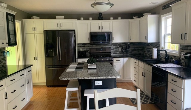 4 Bedroom Retreat w/home gym - 3 miles from stadium, near CATA bus stop