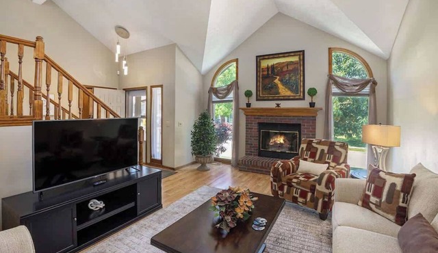 4-Bedroom Retreat with Outdoor Space & King Bed