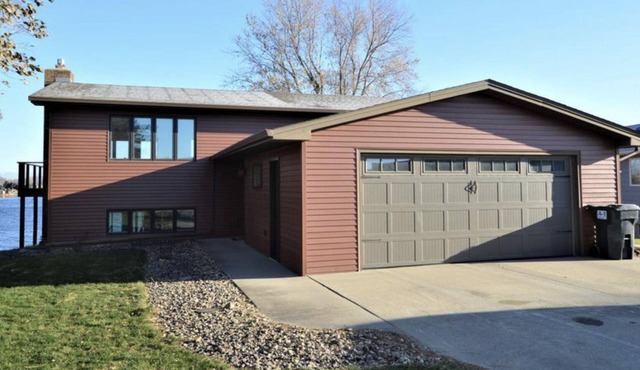 4 bedroom Richmond lake house getaway