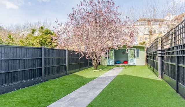 4-Bedroom Seafront House in Southend | Sea Views - Pass the Keys