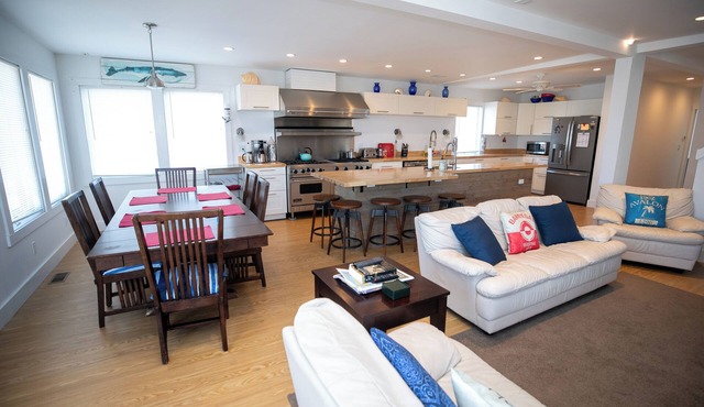 4 Bedroom Ship Bottom Beach House w/Hot Tub + Game room! 1 Block to the Beach!n