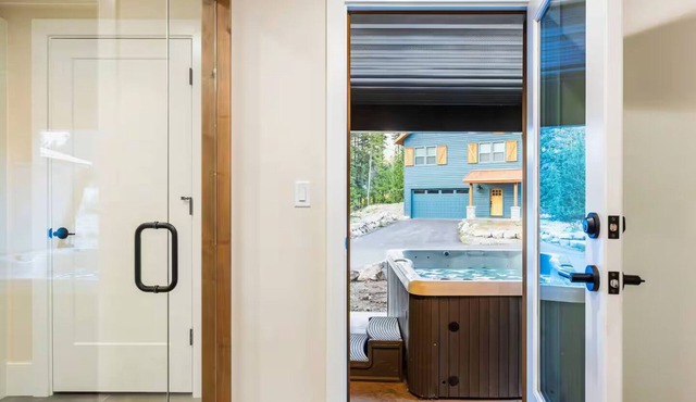 4-bedroom Ski Chalet in welcoming Government Camp with modern cozy vibes