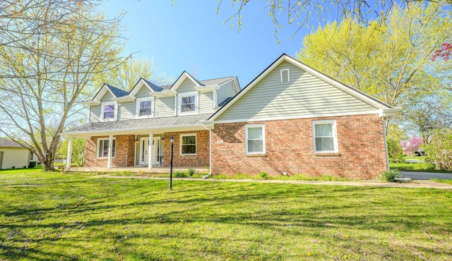 4 bedroom, sleeps 12, close to Grand Park.