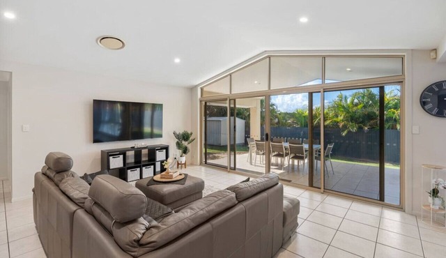 4 Bedroom Spacious Cozy Family Retreat @ Parkinson