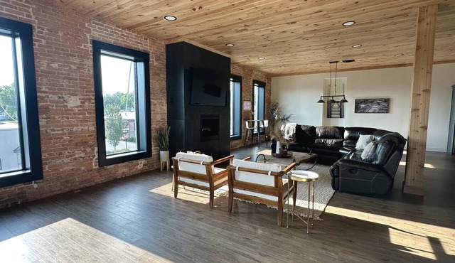 4-bedroom Spacious Loft just 17 minutes from Overland Park