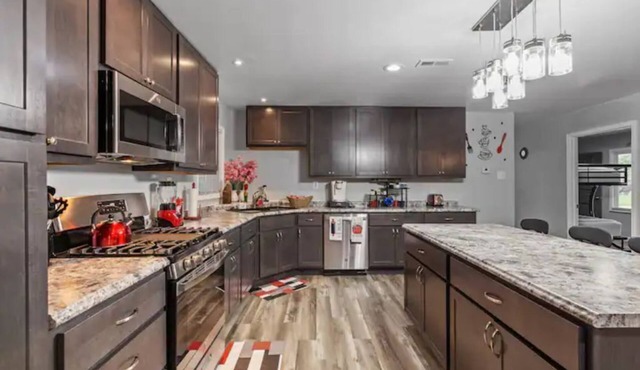 4 bedroom spacious oasis with game room, sleeps 11