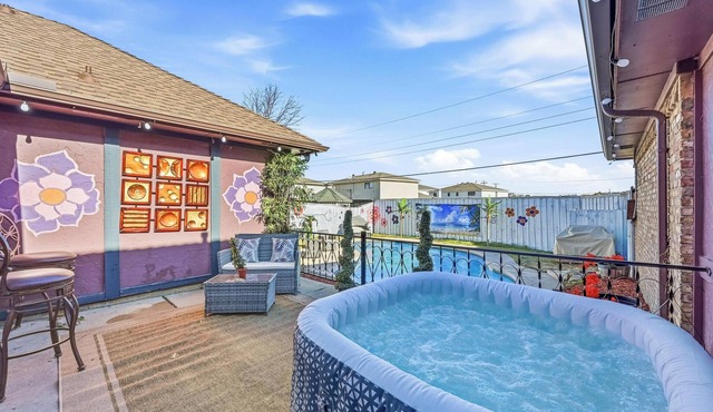 4-bedroom/Study/Sunroom/heated Pool house near Airport and Stadium