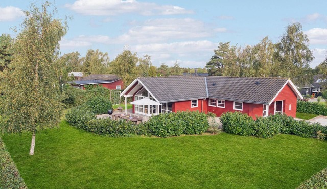 4 bedroom stunning home in Væggerløse