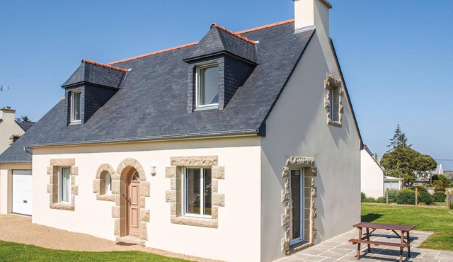 4 bedroom stunning home in Lanmodez